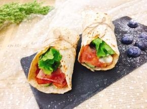 卷起即可食用，配上一些蓝莓，一杯牛奶