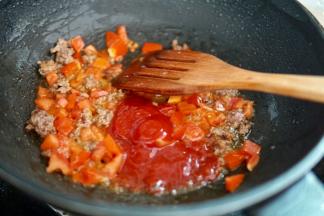 加入番茄酱翻炒至浓稠