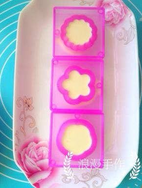 待凉后移入冰箱冷藏4-5小时。