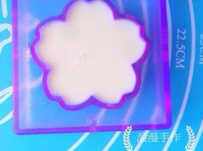 倒入模具中。