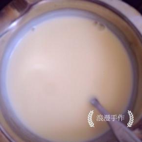 小火加热，再加入牛奶和糖，不停地搅拌10分钟。了，放置液体沸腾。（这期间一直保持小火加热）