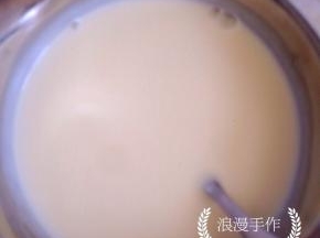小火加热，再加入牛奶和糖，不停地搅拌10分钟。了，放置液体沸腾。（这期间一直保持小火加热）