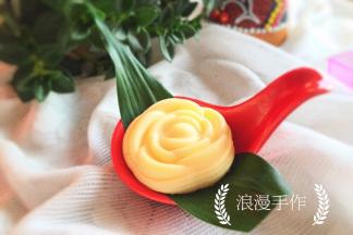 脱模，放在喜欢的容器中，花纹立体感强吧。可以搭配各种果酱一起享受美味哦。