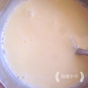 离火，加入泡好的吉利丁片，继续搅拌至比手温稍高。