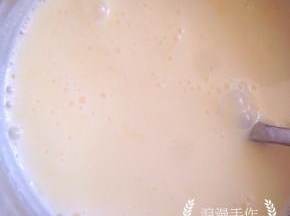 离火，加入泡好的吉利丁片，继续搅拌至比手温稍高。