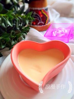 碗中的坑，我摆好造型准备照相时被我儿子馋得忍不住舔的，哈哈