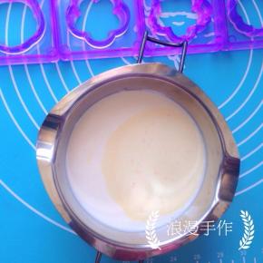 奶锅中倒入淡奶油、香草精搅拌均匀。