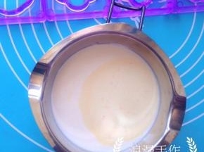 奶锅中倒入淡奶油、香草精搅拌均匀。