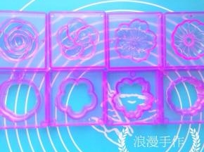 选用喜欢的模具，清洗干净，擦干水份备用。我最近喜欢上阳晨和果子模具，因为花纹立体感强，我总想用它做美食。