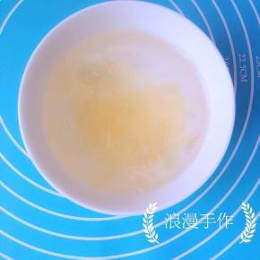 吉利丁片放入冷水中，放入冰箱冷藏备用。