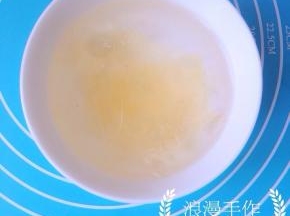 吉利丁片放入冷水中，放入冰箱冷藏备用。