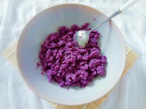 蒸熟的紫薯取100克，去皮放入容器中，加入适量牛奶、蜂蜜，按压成紫薯泥