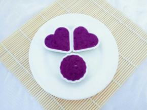  将适量紫薯泥放入喜欢的模型中压紧实