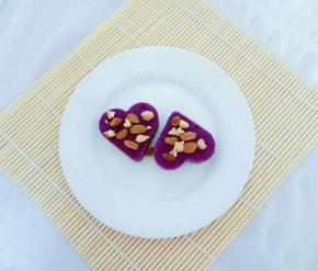 脱模，在紫薯泥上面放些葡萄干、核桃碎或者坚果什么的都可以。