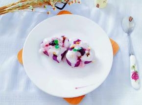 最后淋上酸奶即可，在放些蓝莓酱在上面，放冰箱冷藏一会食用更佳！