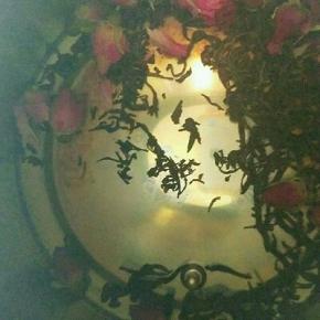 红茶、玫瑰花放入茶壶，适量开水将茶冲洗一下。