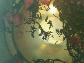 红茶、玫瑰花放入茶壶，适量开水将茶冲洗一下。