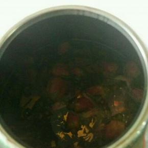 倒入200ml开水将红茶，玫瑰花泡3分钟，泡出茶香茶色。