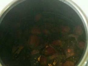 倒入200ml开水将红茶，玫瑰花泡3分钟，泡出茶香茶色。