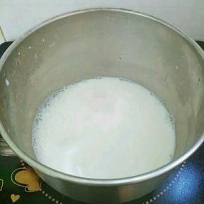 牛奶倒入奶锅煮开。