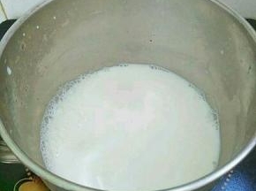 牛奶倒入奶锅煮开。