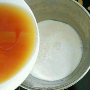 倒入茶水搅匀。