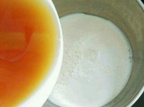 倒入茶水搅匀。