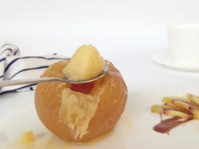 烤好的苹果，用勺子挖出来慢慢品尝。