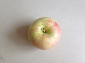 准备一个硬脆的苹果，用刀子在苹果的顶端划一个深的正方形