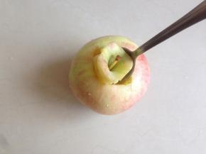 用勺子挖出苹果核去掉。