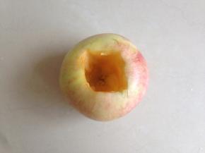 挖好的苹果，不要将苹果挖穿了。