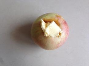 苹果空心处放入砂糖和黄油。