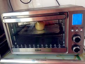 将苹果放入到铺了锡纸的烤盘，放入已预热到180度的东菱烤箱中层，时间30分钟。