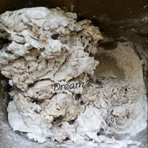 蜂蜜，盐，酵母放在一起搅拌酵母融化。加入搅拌均匀的面粉。面团和均匀不需要拉出膜。. 调制好的面团加盖醒发30分钟，