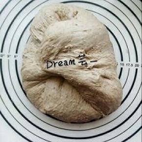 4个手指由面团中心压下。 把上部的面团抻长压向中心，接着把下部、左侧、右侧的面团都拉长压向中心。面团翻面，面团四周收向底部使面团表面绷紧。 重复步骤4-6两次，直到面团发酵到原体积2-2.5倍大