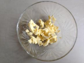 黄油切成小粒状软化