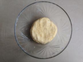 倒入水，揉成面团即可。盖上保鲜膜，放冰箱冷藏30分钟。