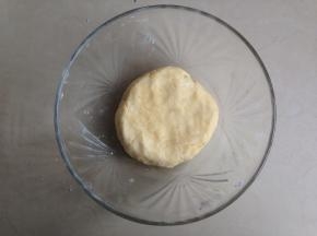倒入水，揉成面团即可。盖上保鲜膜，放冰箱冷藏30分钟。