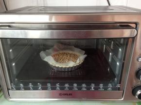 用叉子在派皮上叉出小孔，然后在派皮上面铺盖一张油纸，放上干黄豆，放进预热到180度的东菱K30A烤箱下层，烘烤15分钟。取出油纸和黄豆，再烘烤5分钟，放凉备用