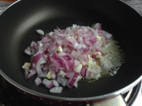 热锅下黄油，黄油溶化后放入蒜蓉和洋葱碎，炒出香味。