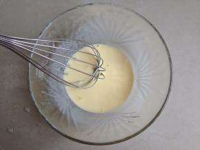 碗里加入蛋液、淡奶油、牛奶、盐和胡椒粉拌均匀。