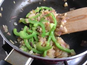 加青椒丝翻炒片刻，备用。