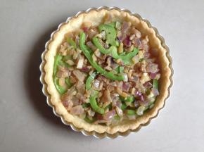 将炒好的馅料放入到派盘里。