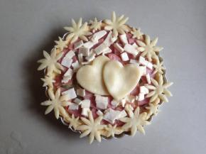 用多余的派皮压出花朵和心形摆在上面造型。淋入蛋奶液，加上芝士片（最好是放马苏里拉奶酪，不放也可以）