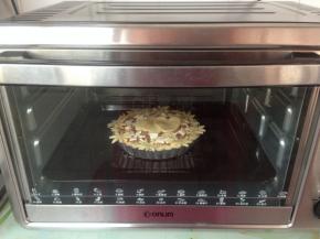 放入到预热好上火190度，下火200度的烤箱里，烘烤10分钟左右。