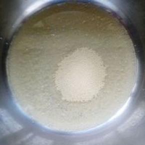 水，蜂蜜，盐，酵母放在一起搅拌酵母融化