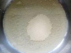 水，蜂蜜，盐，酵母放在一起搅拌酵母融化