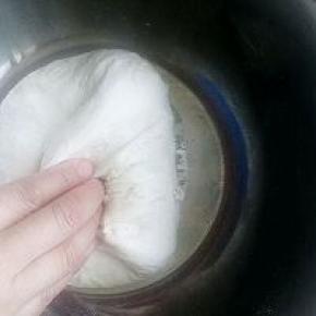 和好的面团加盖醒发30分钟，4个手指由面团中心压下。 把上部的面团抻长压向中心，接着把下部、左侧、右侧的面团都拉长压向中心。面团翻面，面团四周收向底部使面团表面绷紧。 重复步骤4-6两次，直到面团发酵到原体积2-2.5倍大。