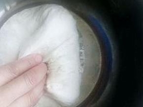 和好的面团加盖醒发30分钟，4个手指由面团中心压下。 把上部的面团抻长压向中心，接着把下部、左侧、右侧的面团都拉长压向中心。面团翻面，面团四周收向底部使面团表面绷紧。 重复步骤4-6两次，直到面团发酵到原体积2-2.5倍大。