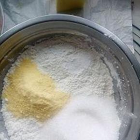 准备好材料放入盆中